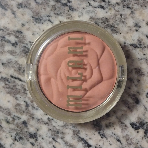 💋4/$20 Milani Tea Rose Rose Powder Blush - Picture 2 of 3